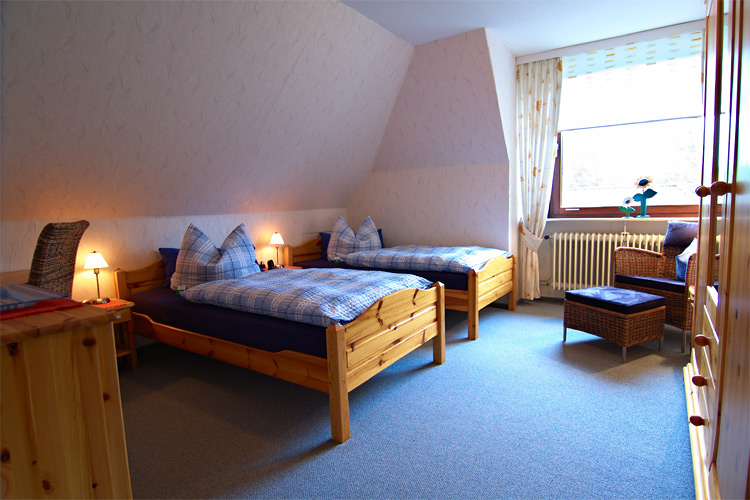 Ferienwohnung Dibbersen - großes Schlafzimmer